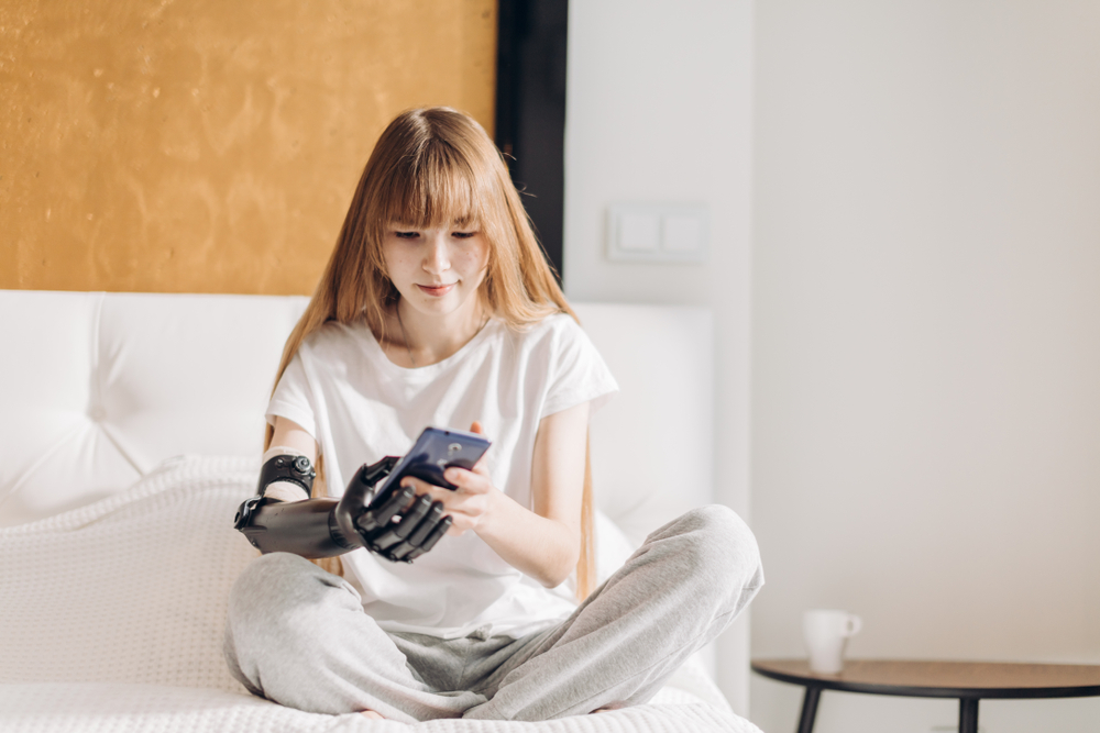 Girl,lost,her,arm,in,an,accident,and,tries,to