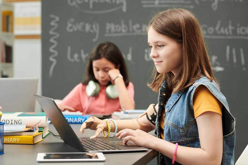Side,view,portrait,of,smiling,young,girl,with,prosthetic,arm